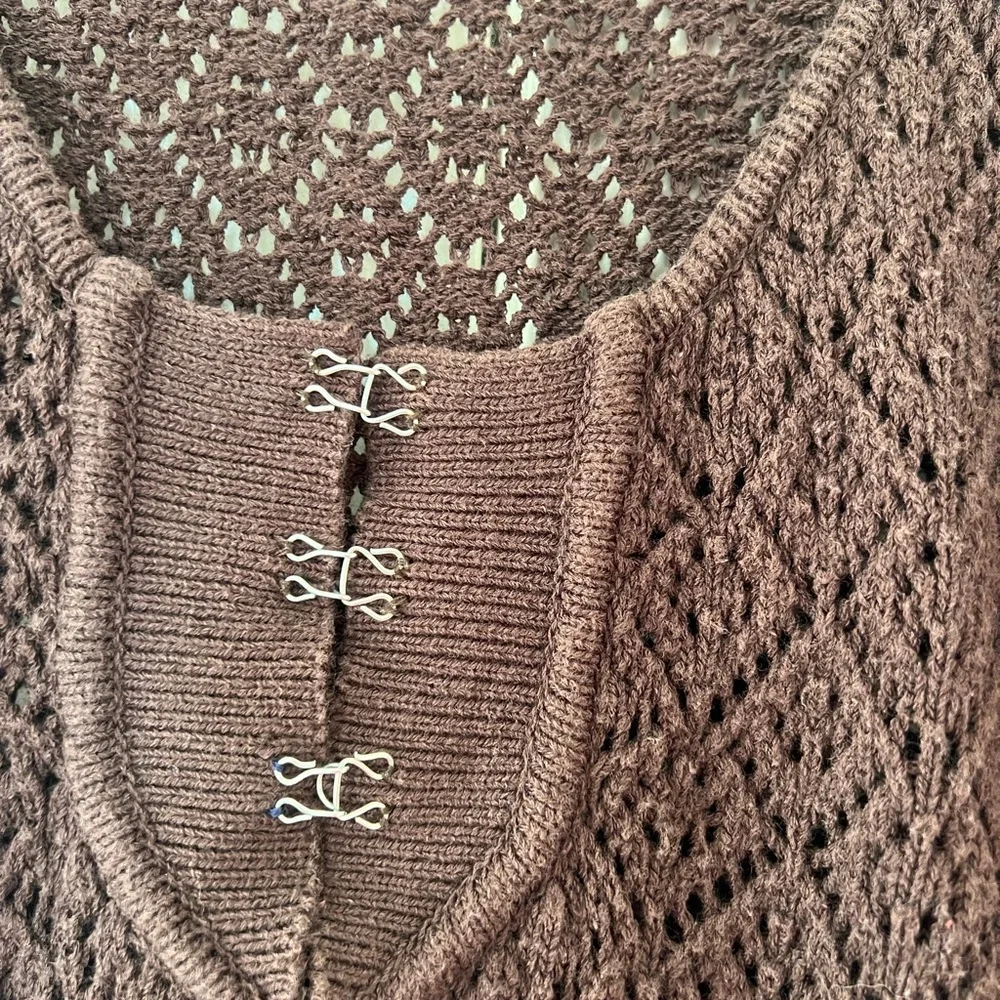 Buffalo knit brown long sleeve sweater top silver clasps swoop neck pattern cute - Picture 2 of 6